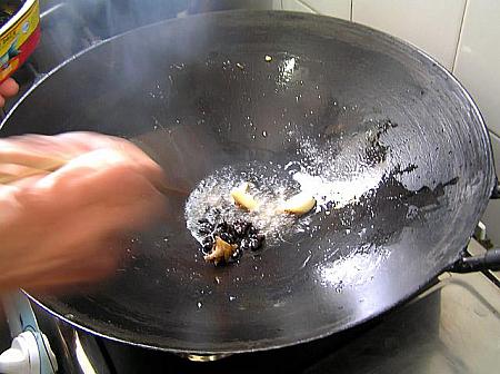 3. 豆豉鯪魚缶の中にあるトウチーを取り出して加えて炒める 