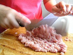 1. 豚赤身肉は包丁でたたいてミンチにする（市販のひき肉を使ってもよい）