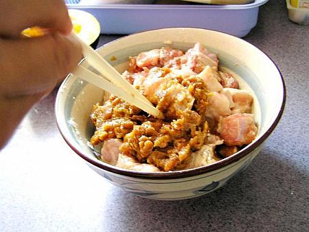 3. 梅子醤と麺豉を合わせたものと植物油をスペアリブに加えて混ぜる