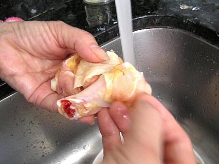 2. 鶏は食べやすい大きさに切ってから、水で血などをよく洗う。