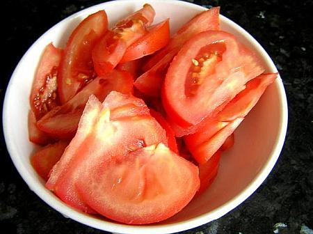 2. トマトはヘタをとり、串切りにする。