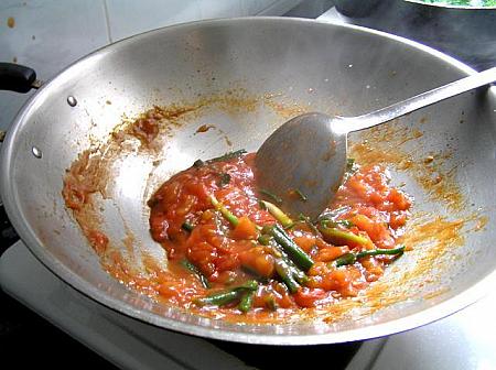 4. フライパンに油を熱し、トマトを炒め、ジュースが出て、しんなりしてきたら、調味料を加える。