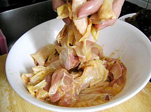4. 鶏肉に調味料を加えてよく混ぜて、きくらげも加えて全体を絡めてから、皿に盛り付ける。
