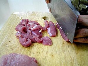 2. 豚肉はスライスにして、下味につけておく。