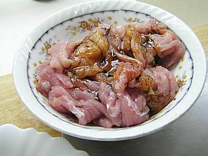 2. 豚肉はスライスにして、下味につけておく。