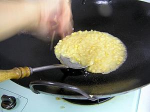 4. フライパンに油を熱し、クリームコーンを入れ、温まったら、卵白を入れて混ぜ、魚を加えてからめて、出来上がり！