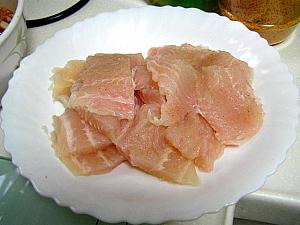 1. 白身魚は表面の水分をよくふき取り、5-6cmほどの長さに切り、下味調味料につける。