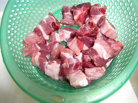 1. 骨つき豚肉は水洗いした後、ざるにあけて水を切り、さらにタオルで水分をぬぐう。