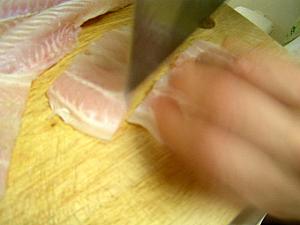 1. 白身魚は表面の水分をよくふき取り、5-6cmほどの長さに切り、下味調味料につける。