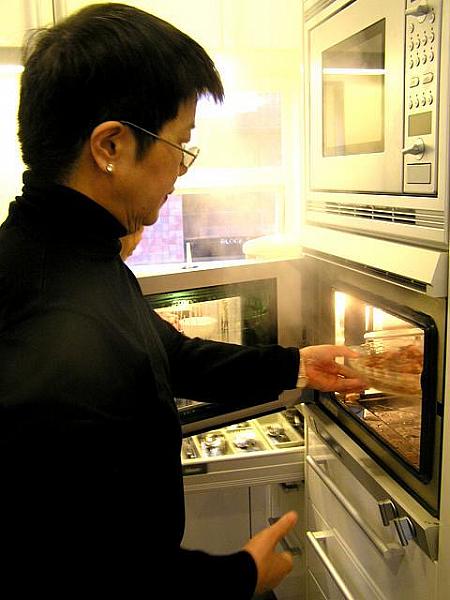 4.蒸し器の中で20分蒸す
**　ミセス・ラムのお宅では、最新のスチームオーブンを使っていましたが、もちろん蒸篭で蒸すことが出来ます。その際は強火で蒸してください。 