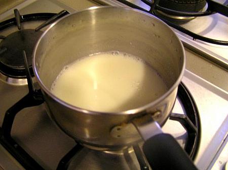 2. 杏仁粉とグラニュー糖を入れ、熱湯を注ぎ、よく溶かして鍋に移し、火にかける