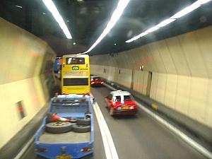 106番のバスはトンネルバスで香港島から九龍半島に繋がる海底トンネルを通ります。 