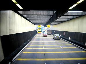 106番のバスはトンネルバスで香港島から九龍半島に繋がる海底トンネルを通ります。 