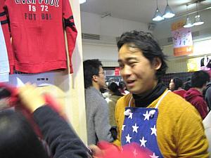 お買得アイテム、フロントフルジッパーのトレーニングジャケット。星条旗エプロンのハンサムな日本人のお兄さん（おじさん？）がいました。