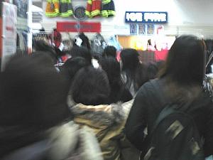 10時ちょうど。倉庫セールショッピング開始！！！日本のデパートの福袋セールのようですね。すでに100人以上の人です。 