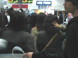 10時ちょうど。倉庫セールショッピング開始！！！日本のデパートの福袋セールのようですね。すでに100人以上の人です。 