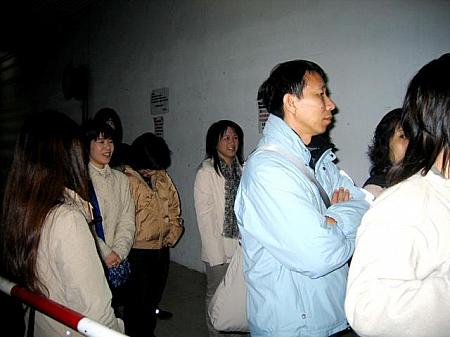 並んでます、並んでます。数えるともうすでに60人以上でした。過半数は香港人の方と思われますが、行列の中には日本人の姿もあります。 