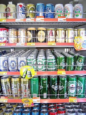 ギネスやカールス・バーグ、ハイネケン、バドワイザーなど輸入ビールも各種あります。２缶買うと安くなることもあるので、値段は要チェック！