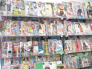 新聞・雑誌。映画の情報や、レストラン情報などをゲットしましょう。日本の新聞も売られているコンビニもあります。
