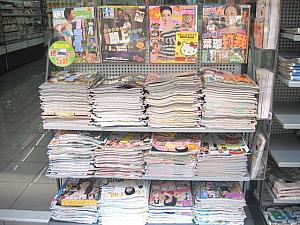 新聞・雑誌。映画の情報や、レストラン情報などをゲットしましょう。日本の新聞も売られているコンビニもあります。