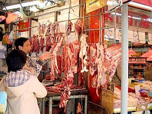 牛肉屋さん。同じお肉屋さんでも肉の色が豚肉より赤っぽいので少し雰囲気が違います。