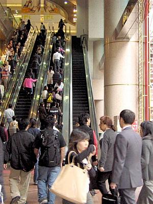 MTR銅鑼湾駅A出口から地上に上がるとタイムズ・スクエアの広場に出てきます。
