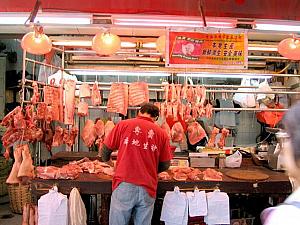 豚肉専門店。左端に吊るしてあるのは豚足。