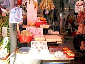 お隣はお豆腐屋さん。香港ではなぜか必ずお豆腐屋さんでモヤシが売られています。