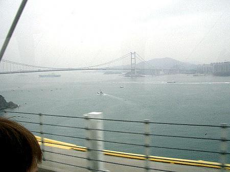 高速道路にて一路深圳へ。海を渡る橋よりの香港ならではの風景です。（素晴らしー）