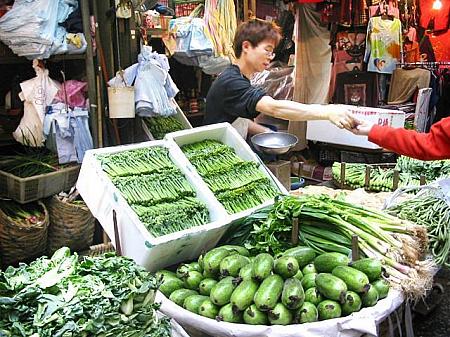 箱の中に整列しているのは香港の代表的付け合せ野菜、菜心（チョイサム）。その前にあるのは｢チークア｣という名の瓜。炒め物やスープに使います。