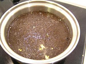 3.　鍋に茶葉とたまごの殻を入れ、水を加えて火にかけ、（水から茶葉を加熱する） 　　茶葉が開くまで中火で加熱し、沸騰し始めてきたら、軽く混ぜ、弱火にし蓋をして2分間おきます 
**濃い目渋めが好きなら火を止めてから、ふたをしたままちょっと長めに蒸らしてください。
