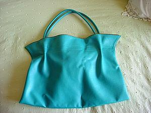 コバルトブルーがひときわ綺麗なバッグ。HK$90