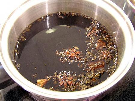 3.　鍋に分量の材料を入れ加熱します。