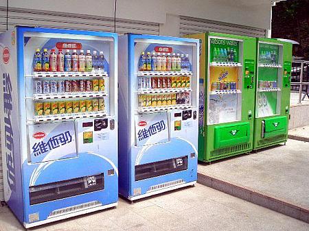 ビーチ脇にも飲み物やスナックの自動販売機が設置されています。