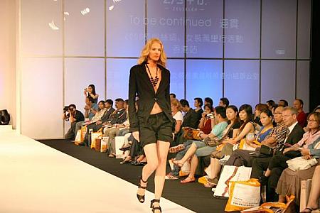 香港の人気モデル、トラミー・ワットもショーに参加していました。

