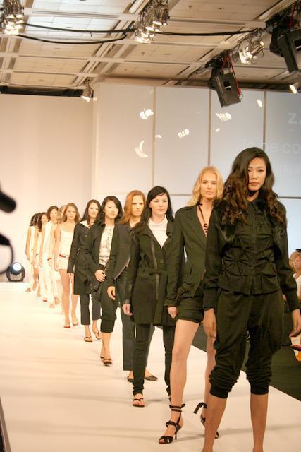 香港の人気モデル、トラミー・ワットもショーに参加していました。
