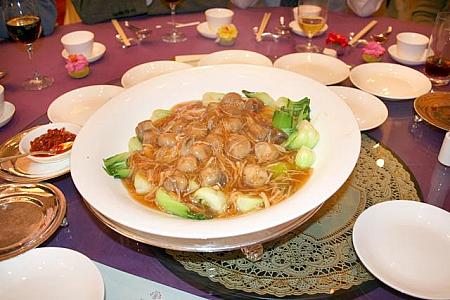 金枝伴翡翠 きのこ類も、おめでたい料理によく使われます。各テーブルにウェイターがついて、給仕してくれます。　