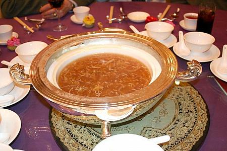 紅焼竹笙鶏絲翅 いよいよ、ふかひれスープ。これも披露宴の定番メニュー。