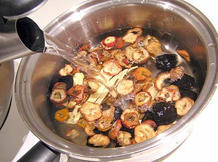 ２、鍋に水、酸梅湯の材料を入れて約40分ほど加熱します