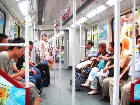 地下鉄の中ですが、これまた香港と良く似ているのです。新しいので清潔でした。
