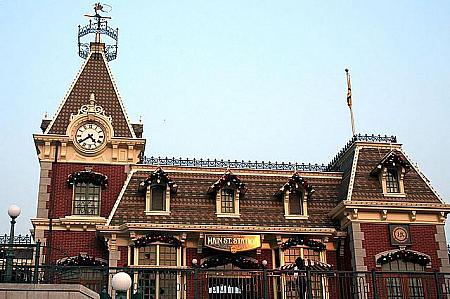 香港ディズニーランド鉄道駅舎の小窓の屋根もちょっぴりおめかし。