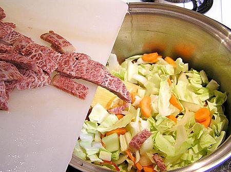 牛肉は出汁に使うので、細かく切ります 
続いて牛肉を入れ炒めます