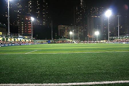香港フットボールスタジアムのグランド。ゴールの後ろ側にはマンション群が
