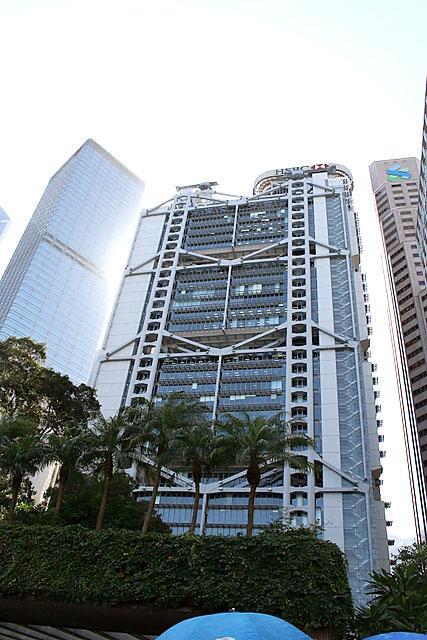 香港上海銀行のビルはどこからみても目立ちますよね。