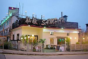 地元では、お馴染みのレストラン“舢舨（Sampan）”。
