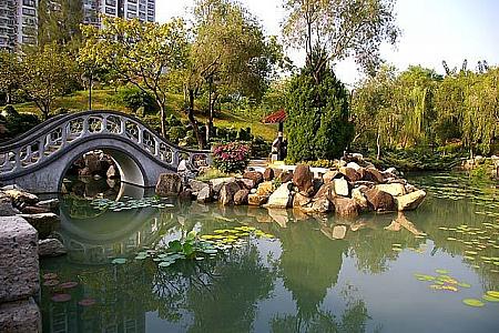 中国色豊かに作られた庭園もありました。