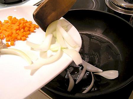 たまねぎとにんじんをフライパンで軽く炒め、塩・こしょうをする
