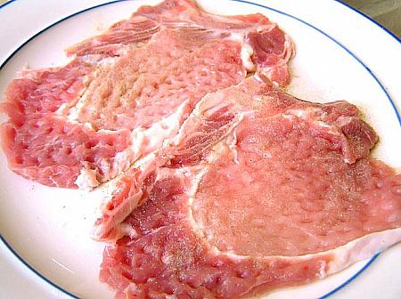 2. ロース肉は筋を包丁で切り、肉たたきでよく叩いて繊維を壊した後、塩・こしょうをして15分ほどおく 
**　ここでの塩・こしょうは軽めに