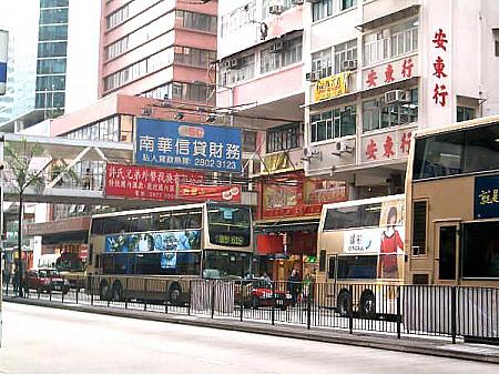 華奢に見えて実は頑丈な看板と、頑丈に見えて実はそうでもないバス。香港目立つNo.1路上編の闘いは終わりません。