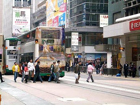 さあ、車が行った隙に・・・うまく渡れるかな?